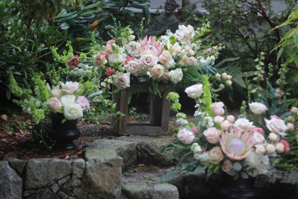 Floral arrangement in alt